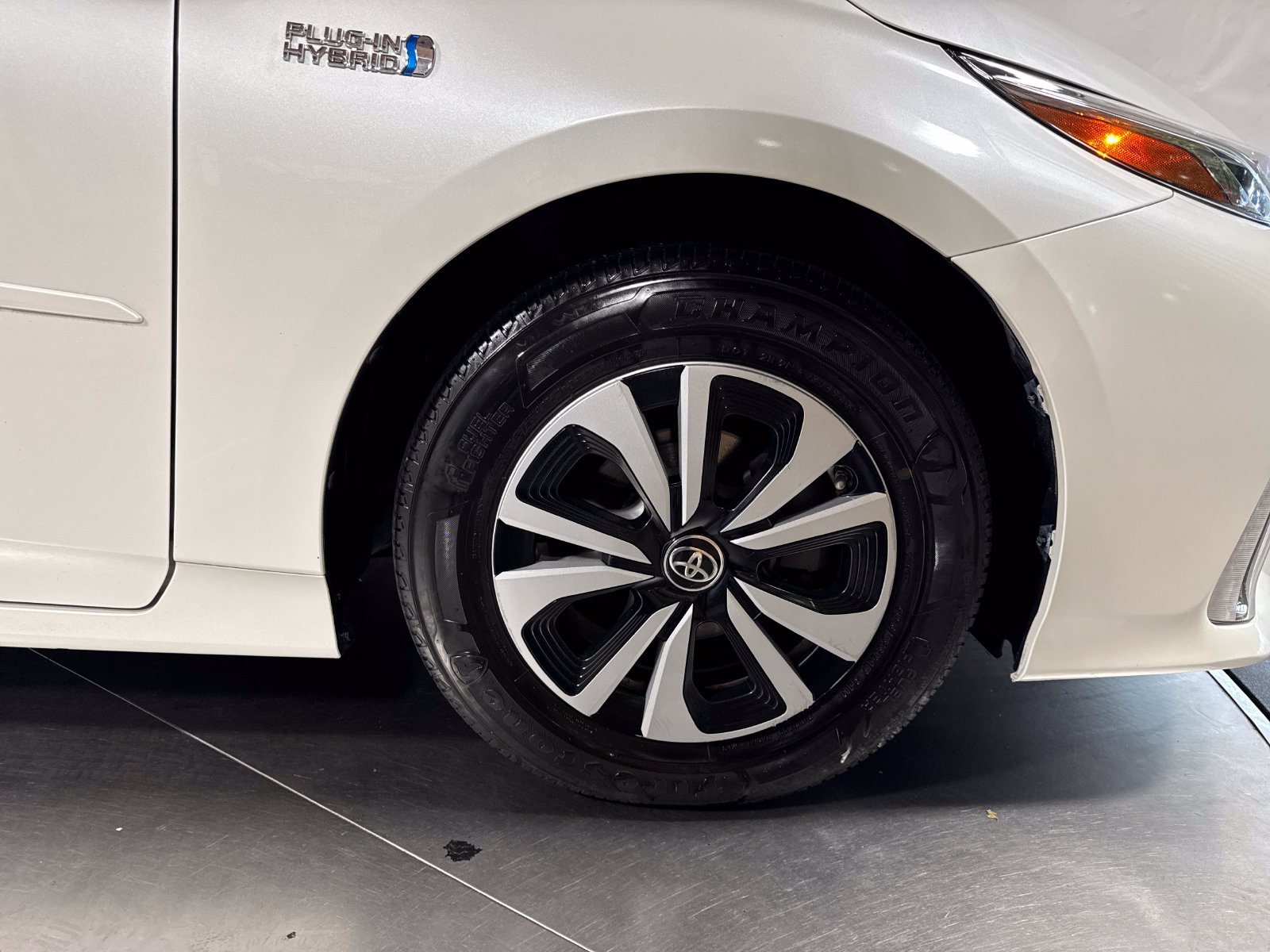 Used 2017 Toyota Prius Prime Premium w/ Carpet Mat Package FWD image 14
