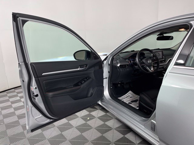 Used 2025 Nissan Altima 2.5 SR FWD image 18