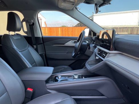 Used 2025 Ford Explorer Active w/ Active Comfort Package RWD image 36