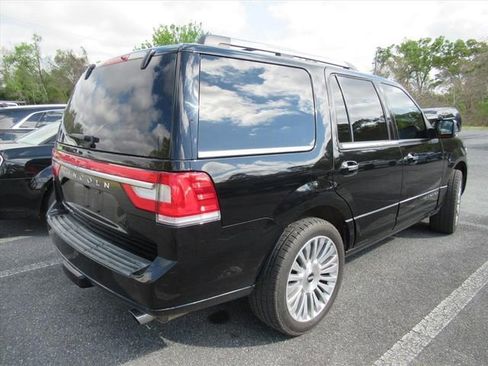 Used 2017 Lincoln Navigator Select image 4