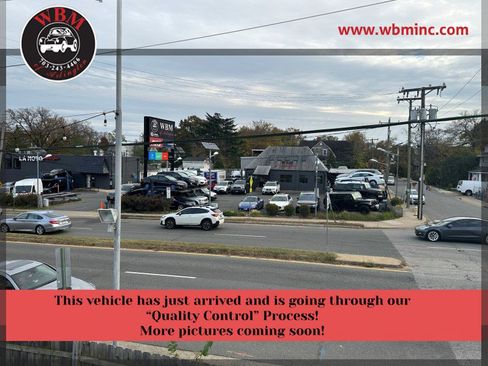 Used 2015 Chrysler Town & Country Touring image 1