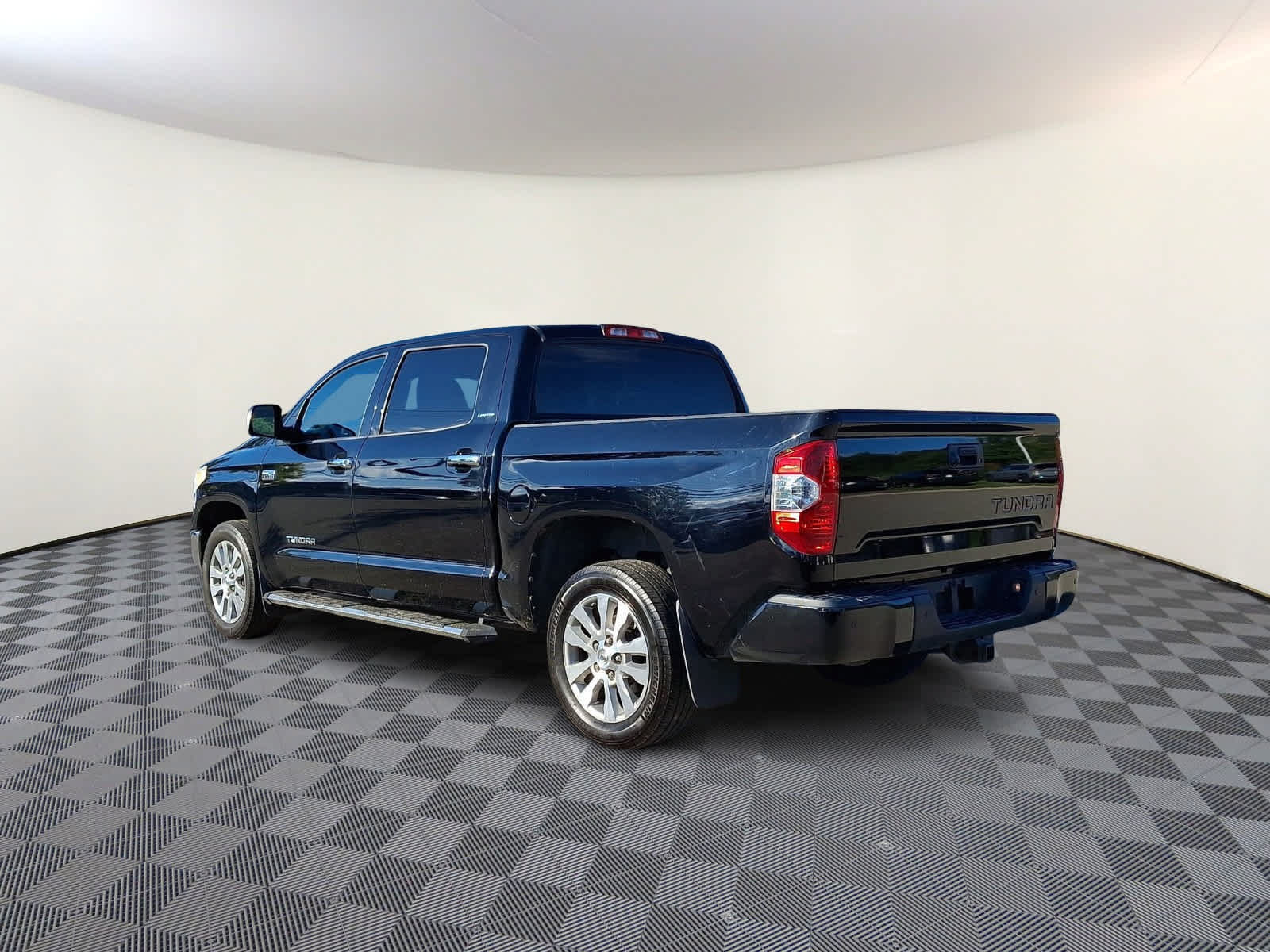 Used 2015 Toyota Tundra Limited w/ Limited Premium Package RWD image 7