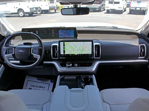 Used 2025 Ford Expedition Platinum AWD/4WD image 31