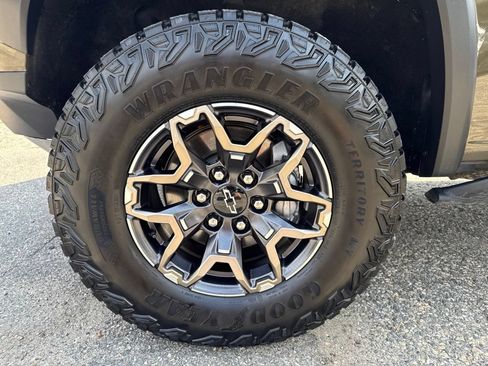 Used 2025 Chevrolet Colorado ZR2 w/ Technology Package AWD/4WD image 10