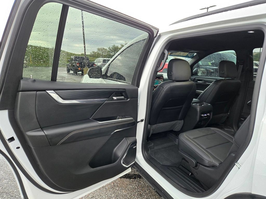 Used 2025 GMC Acadia Elevation w/ Elevation Premium Package AWD/4WD image 25