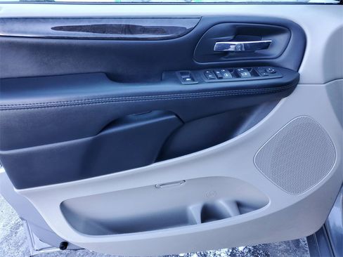 Used 2020 Dodge Grand Caravan SE image 18