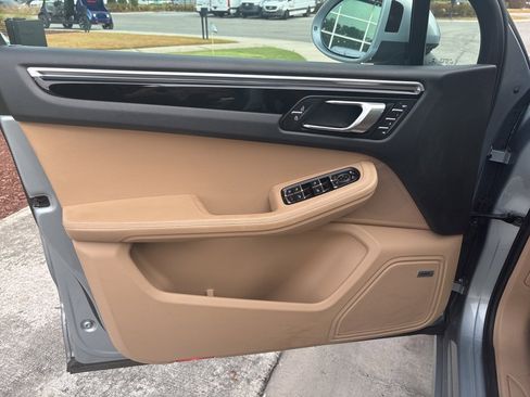 Used 2021 Porsche Macan image 40