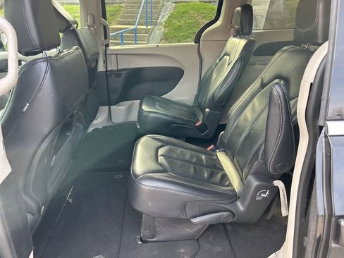 Used 2022 Chrysler Pacifica Touring-L image 9