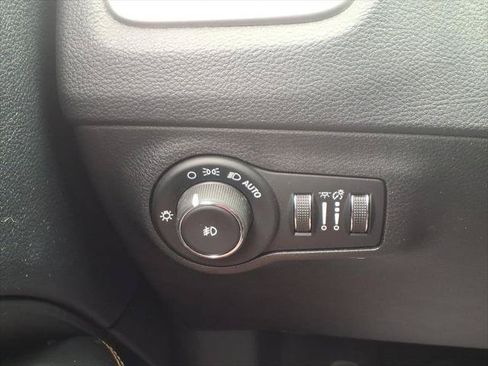 Used 2018 Jeep Compass Latitude w/ Cold Weather Group AWD/4WD image 19