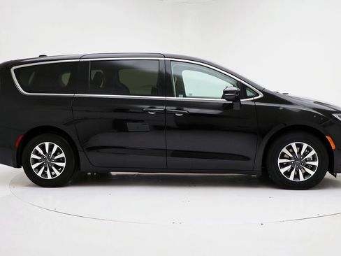 Used 2024 Chrysler Pacifica Select image 3