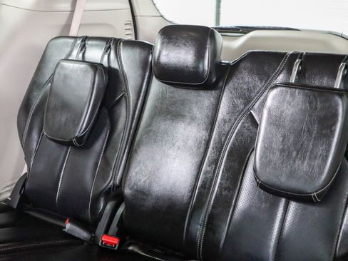 Used 2023 Chrysler Pacifica Touring-L FWD image 25