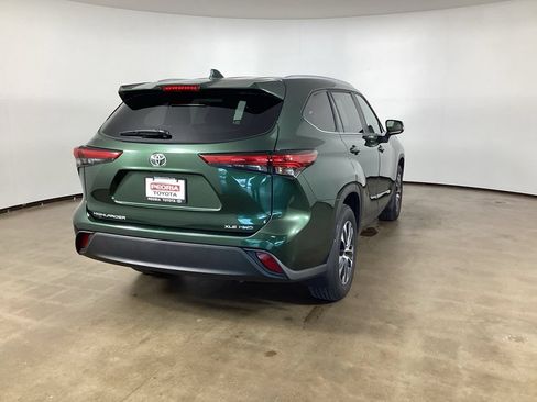 Used 2023 Toyota Highlander XLE AWD/4WD image 6