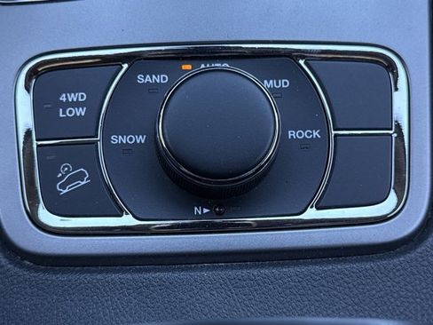 Used 2019 Jeep Grand Cherokee Laredo image 21