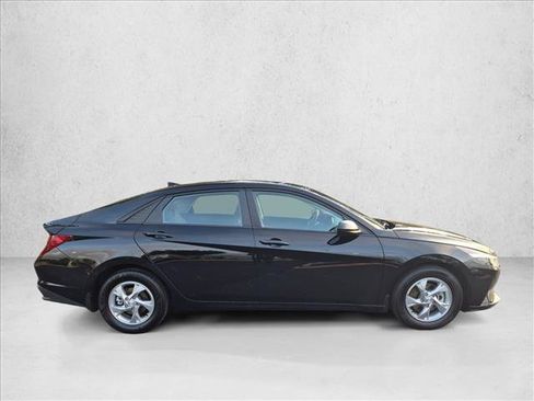 Used 2022 Hyundai Elantra SE FWD image 4
