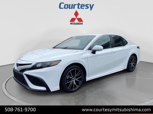 Used 2023 Toyota Camry SE FWD image 1