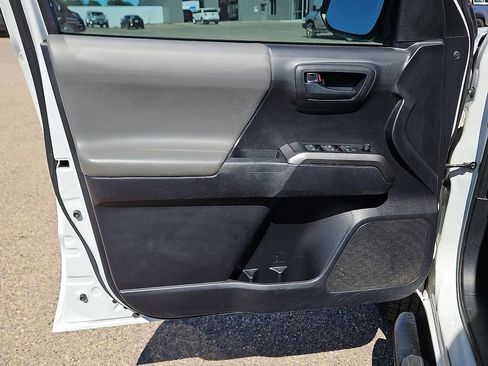 Used 2020 Toyota Tacoma SR5 w/ SR5 Appearance Package (SM) image 14