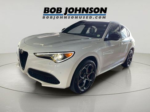 Used 2023 Alfa Romeo Stelvio Veloce AWD/4WD image 3
