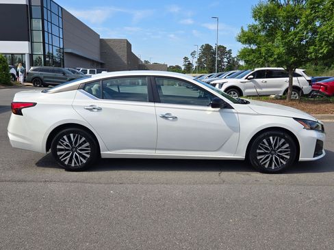 Used 2024 Nissan Altima 2.5 SV FWD image 8