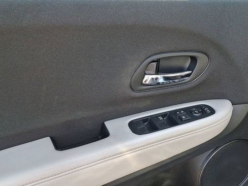 Used 2019 Honda HR-V LX image 11