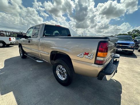 Used 2004 GMC Sierra 2500 SLT w/ Skid Plate Package AWD/4WD image 4