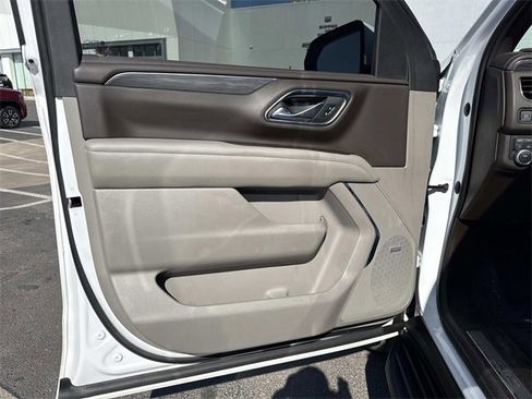 Used 2023 GMC Yukon XL SLT image 9