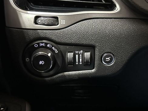 Used 2019 Jeep Cherokee Limited image 19