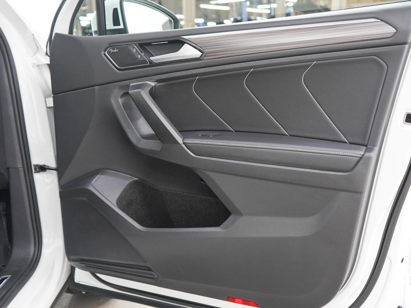 Used 2024 Volkswagen Tiguan SEL R-Line AWD/4WD image 9