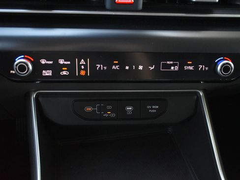 Used 2025 Kia Carnival FWD image 30