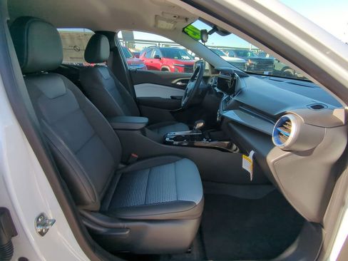 Used 2025 Chevrolet Trax LT w/ Driver Confidence Package image 29