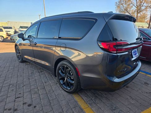 Used 2021 Chrysler Pacifica Touring-L w/ Uconnect Theater Family Group image 5