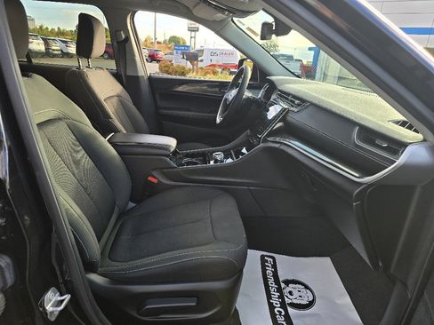 Used 2023 Jeep Grand Cherokee Laredo image 14