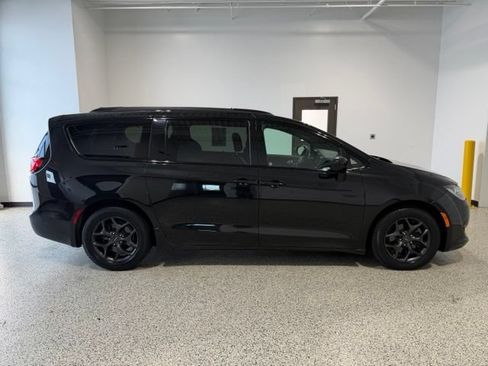 Used 2018 Chrysler Pacifica Touring-L w/ Premium Audio Group FWD image 36