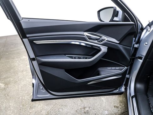 Used 2022 Audi e-tron Premium Plus w/ Premium Plus Package image 22