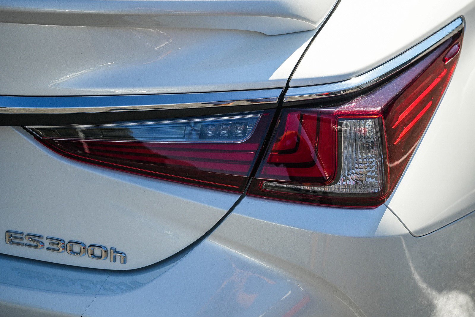 Used 2025 Lexus ES 300h w/ Premium Package FWD image 7