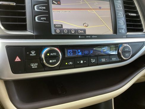 Used 2017 Toyota Highlander XLE AWD/4WD image 17