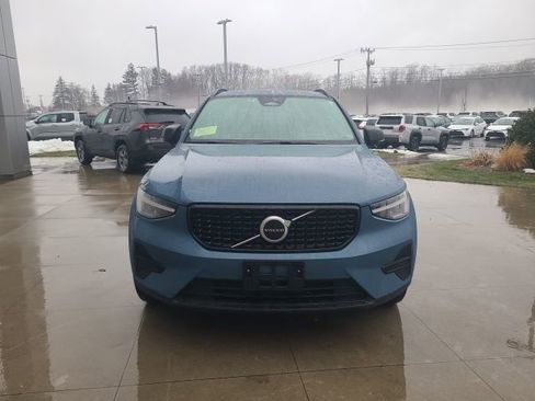 Used 2024 Volvo XC40 B5 Core image 2