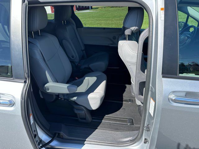 Used 2022 Toyota Sienna XLE AWD/4WD image 28