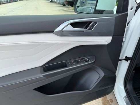 New 2025 Volkswagen Taos SEL image 8