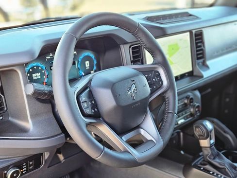 Used 2025 Ford Bronco Badlands image 16