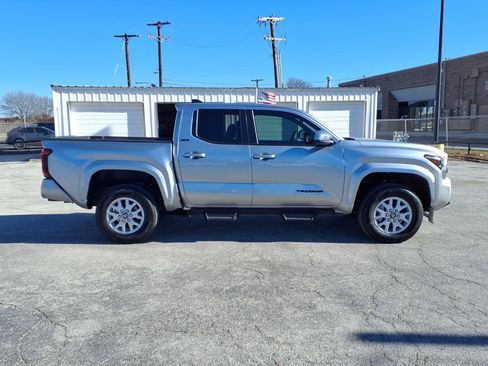 Used 2025 Toyota Tacoma SR5 image 4
