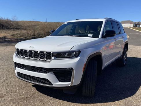 New 2026 Jeep Grand Cherokee Limited w/ Luxury Tech Group II RWD image 34