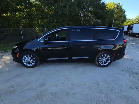 Used 2026 Chrysler Pacifica Limited FWD image 2
