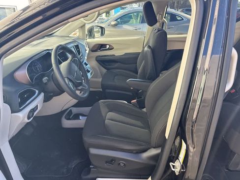 Used 2023 Chrysler Voyager LX image 31