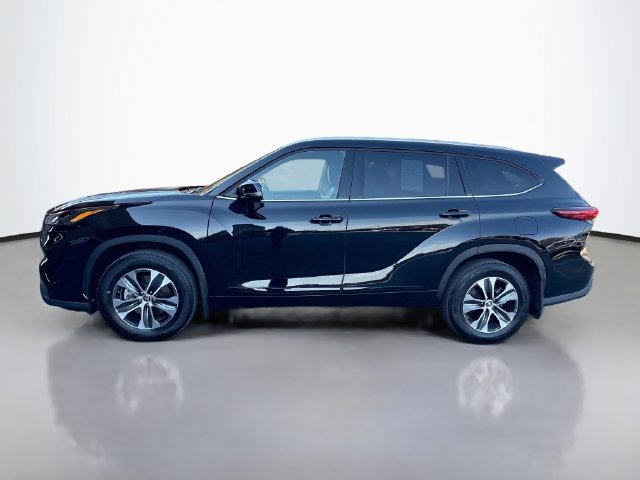 Used 2022 Toyota Highlander XLE AWD/4WD image 4