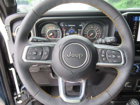 Certified 2025 Jeep Wrangler Unlimited Sahara w/ Safety Group AWD/4WD image 23