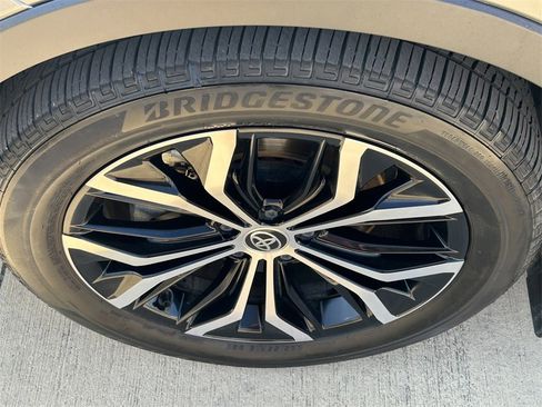 Used 2024 Toyota Crown XLE image 9