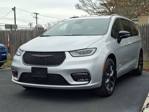 New 2026 Chrysler Pacifica Select w/ S Appearance Package image 3