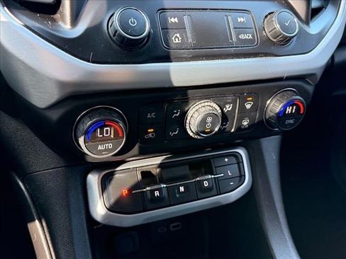 Used 2021 GMC Acadia SLE w/ Driver Convenience Package image 17