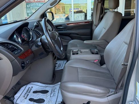 Used 2013 Chrysler Town & Country Touring image 10