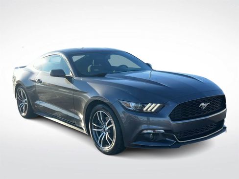 Used 2017 Ford Mustang Coupe image 3